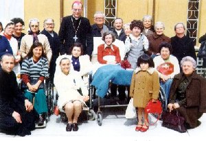 Mons. Albino Mensa con il gruppo ammalati di Vercelli agli esercizi di RE